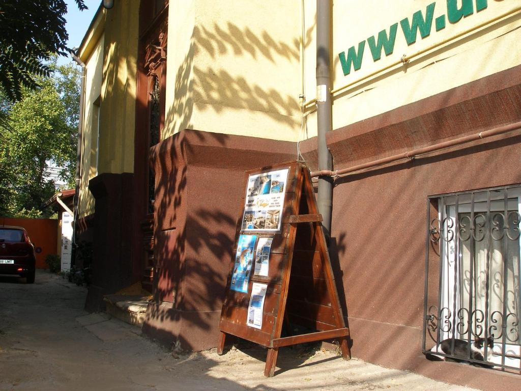 Kretan Hostel Bucharest Exterior photo